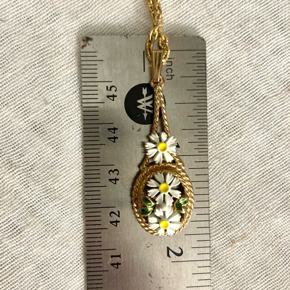 Dainty Vintage Necklace Enamel Daisy Pendant on Chain Goldtone Floral - Picture 5 of 7